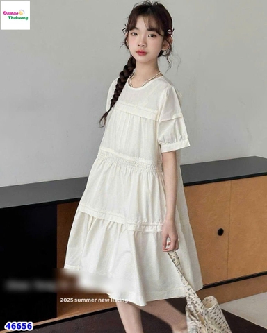 Đầm kem viền tầng