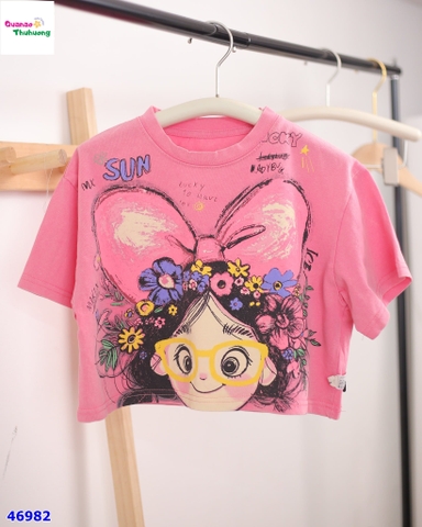 Áo croptop hồng cô gái