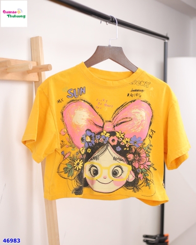 Áo croptop vàng cô gái