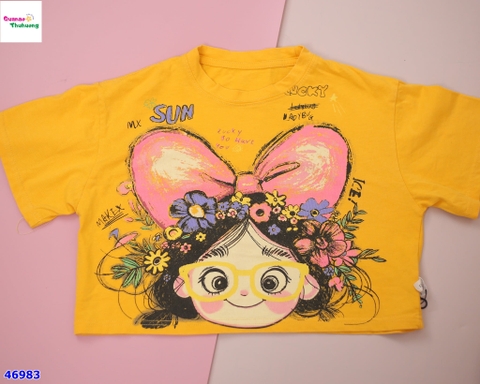 Áo croptop vàng cô gái