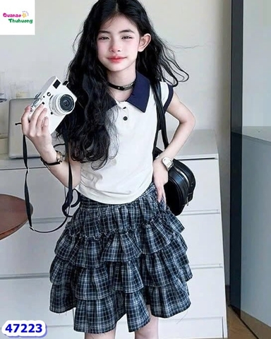 Set ChoHee polo trắng, chân váy caro xanh