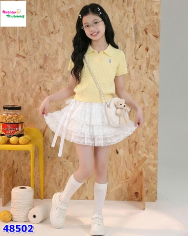 Set áo polo vàng, váy trắng