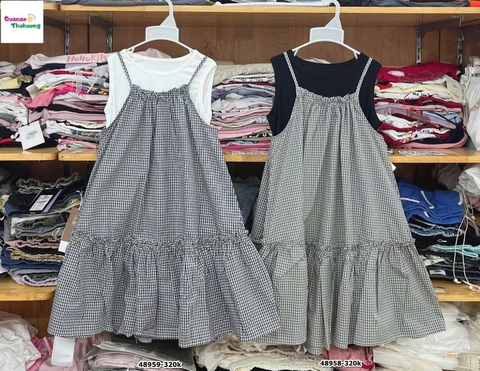 Set đầm yếm caro, áo đen