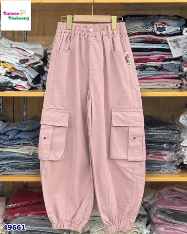 Quần kaki hồng túi hộp thêu chữ