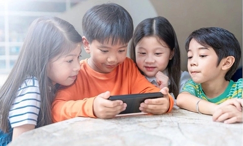 Trẻ nghiện điện thoại: Hiểm họa tiềm ẩn và giải pháp hiệu quả