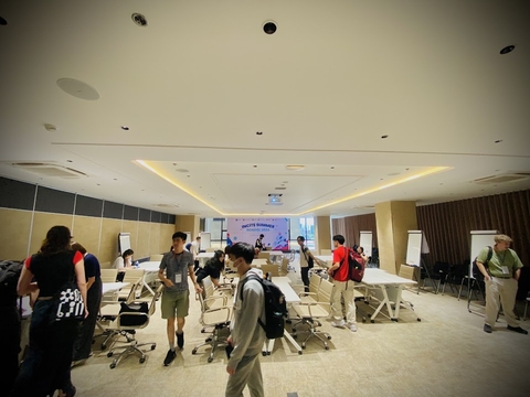Lắp đặt bảng flipchart tại hội thảo Đà Nẵng