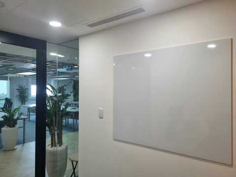 Bảng kính dán tường: Giải pháp thẩm mỹ, viết vẽ trơn mượt cho văn phòng hiện đại