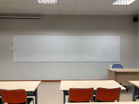 Bảng trắng viết bút lông trường học: Viết êm, lau sạch, không bụi phấn