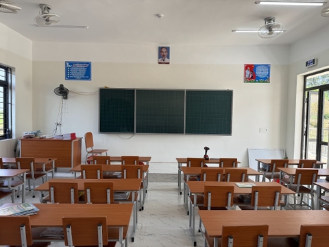 Lắp đặt bảng trượt ngang tại trường học Nam Định