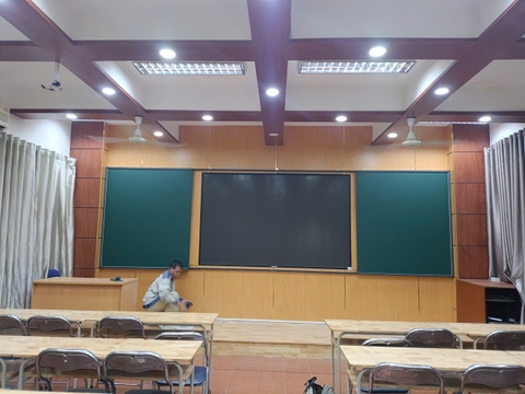Hoàn thiện lắp đặt bảng trượt ngang cho Trường Đại học Giao thông Vận tải