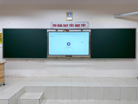 Bảng trượt ngang trường học: Kéo êm, viết dễ, tích hợp tivi thông minh