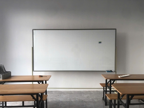 Vì sao bảng viết bút lông mới mua 1 tuần đã lem mực? 7 nguyên nhân và cách khắc phục