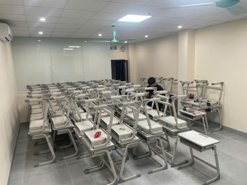 Lắp đặt 200 bộ bàn ghế học sinh chống cận cho lớp học tại Hà Nội