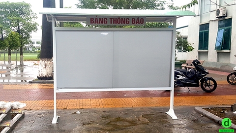BẢNG THÔNG TIN NGOÀI TRỜI CỬA KÍNH LÙA CÓ MÁI CHE CHÂN THÉP SƠN TĨNH ĐIỆN