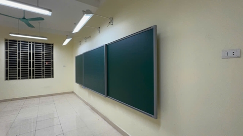 Hệ Bảng Trượt Nguyên Khối 2 Lớp 3 Tấm Bảng Dạy Học (2 Bảng Cố Đinh Hai Bên –1 Tấm Bảng Kéo Trượt Hở Khoang TIVI ở giữa )