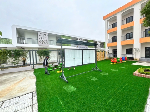 Bảng Tin Di Động Có Cửa Kính Lùa - Mái Che