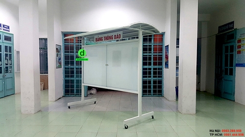 Bảng Tin Di Động Có Mái Che Cửa Kính Lùa