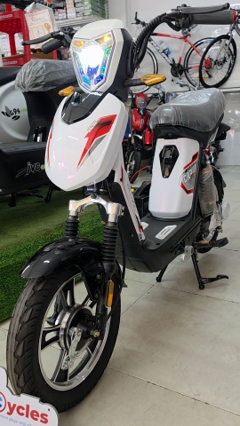 Cap A AVA LUXURY màu Trắng