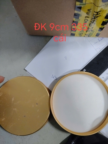 NẮP VÀNG ĐẬY CÁC HỦ NHỰA TRÒN( CHÀ BÔNG, LÁ SẤY KHÔ ...)