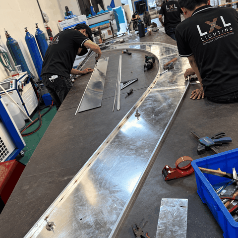 Đèn Nhôm Mặt Trần Xuyên Sáng Uốn Cong