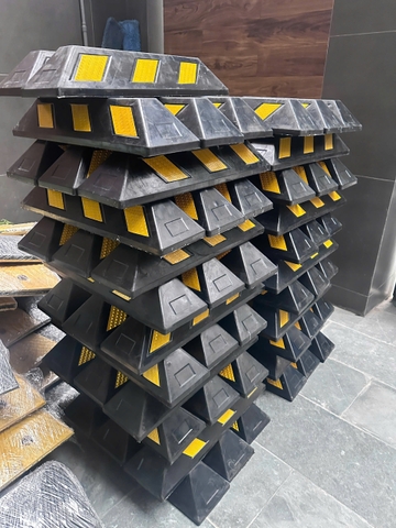 Chặn lùi cao su KT: 550x150x100mm