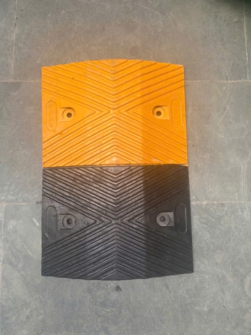 Gờ giảm tốc cao su 500x350x500mm