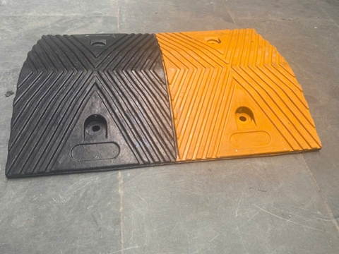 Gờ giảm tốc cao su 500x350x500mm