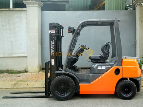 Xe nâng dầu TOYOTA 02-8FD25