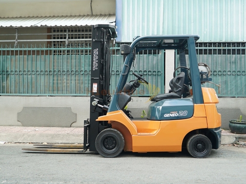 Xe nâng xăng TOYOTA 42-7FGK20 năm 1999, nâng cao 5m