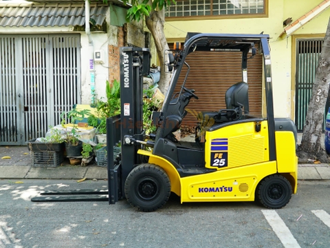 Xe nâng điện ngồi lái KOMATSU FE25-1 sẵn chức năng dịch giá