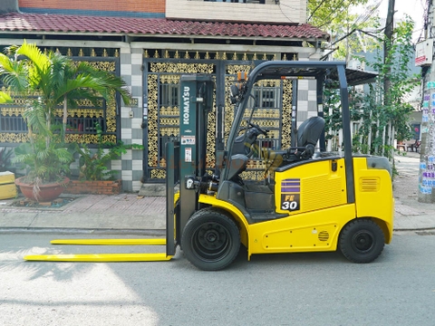 Xe nâng điện ngồi lái KOMATSU FE30-1 chui công, lốp kép