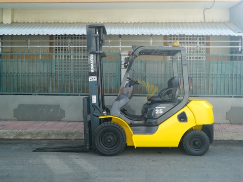 Xe nâng dầu KOMATSU FD25T-17 khung 4m 2 tầng chắc khỏe