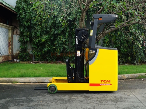 Xe nâng điện đứng lái TCM FRHB25-8 năm 2011, nâng cao 4m