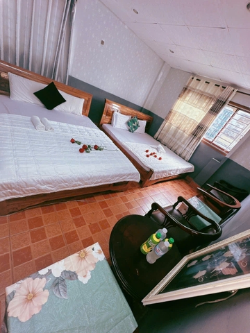 Phòng Đôi 3 - 4 Giường GD trên 7 Người