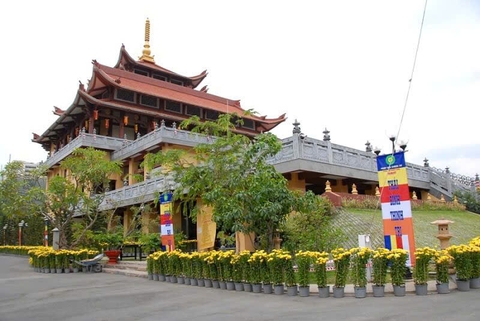 DU LỊCH TRÃI NGHIỆM BÁN KÍN GẦN KS