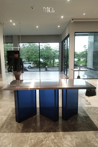 SHOW TABLE 1 Striped-Glass Top - Show Table 1 mặt kính sọc