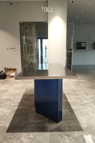 SHOW TABLE 1 Striped-Glass Top - Show Table 1 mặt kính sọc