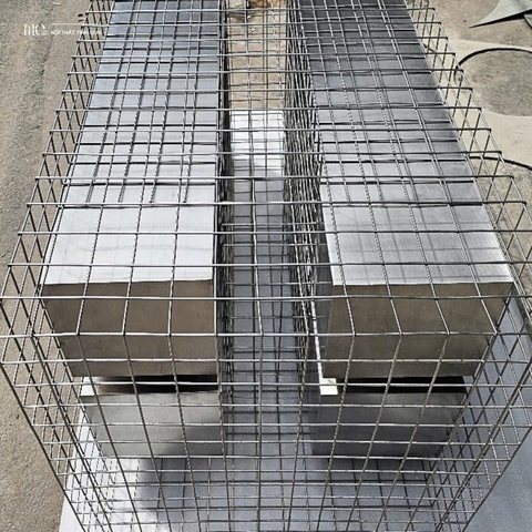 Raw Mesh Glass Dining Table - Bàn trưng bày Raw – mặt kính + lưới Inox
