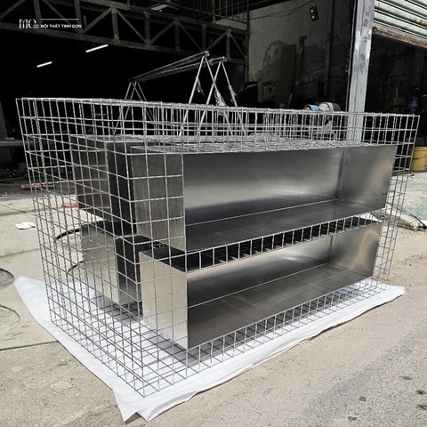 Raw Mesh Glass Dining Table - Bàn trưng bày Raw – mặt kính + lưới Inox