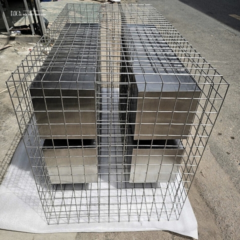 Raw Mesh Glass Dining Table - Bàn trưng bày Raw – mặt kính + lưới Inox