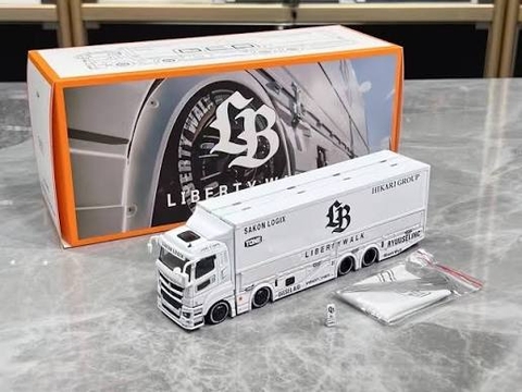 Liberty Walk LB-Trucks Mitsubishi Fuso Transporter White