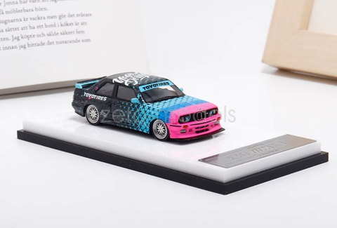Xe mô hình BMW M3 (E30) Wide-Body Modification 1:64 DCM (Pink Black)