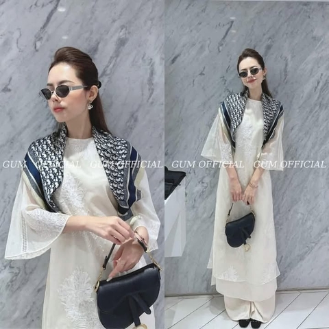AD em cổ tròn thêu hoa cúc