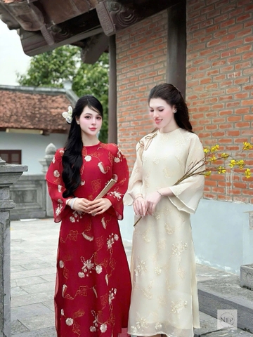 AD đỏ cổ tròn thêu lược