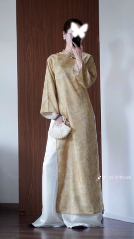 AD vàng gấm vân hoa quần trắng