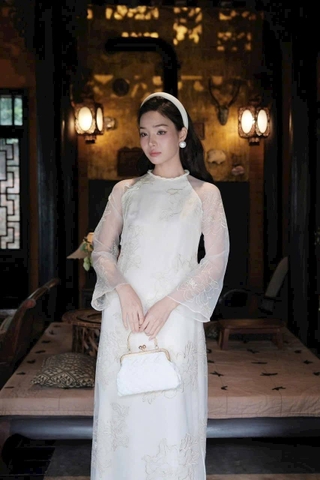 AD trắng cổ tròn tết thêu ht hoa kem