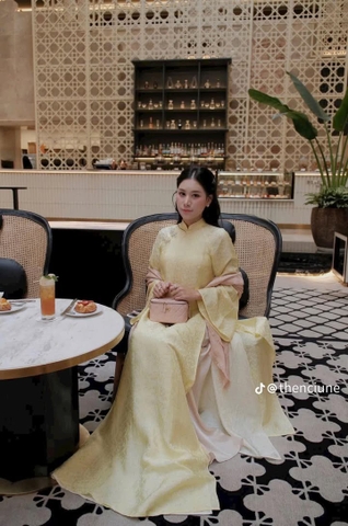 AD lụa gấm vân công vàng cổ 3p 4 tà lót hoa +quần thọ xám