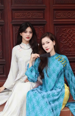 AD lụa thọ xanh đậm cổ tròn bo đính 5 nơ xanh (quần lụa thọ vàng)