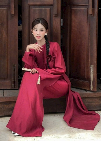 AD đỏ khoét vai cổ tròn đính tag hoa