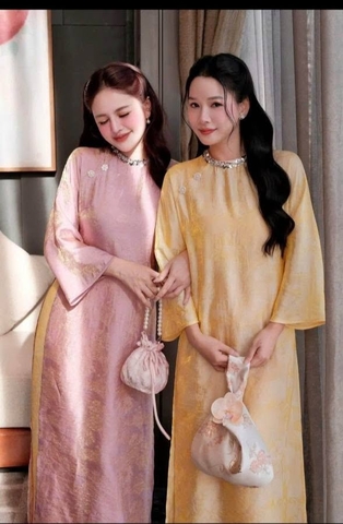 AD tơ ánh hồng cổ tròn đính đá hoa + quần tơ vàng